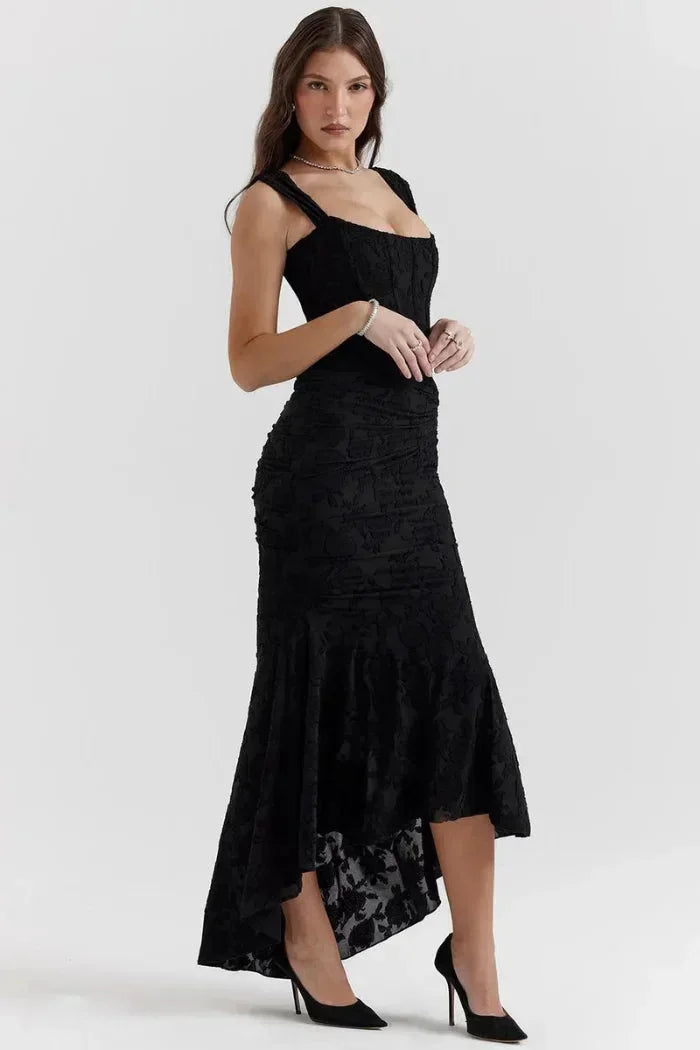 Robe midi noire sans manches, en dentelle délicate, ourlet coquet, idéale pour une sortie printanière ou estivale.