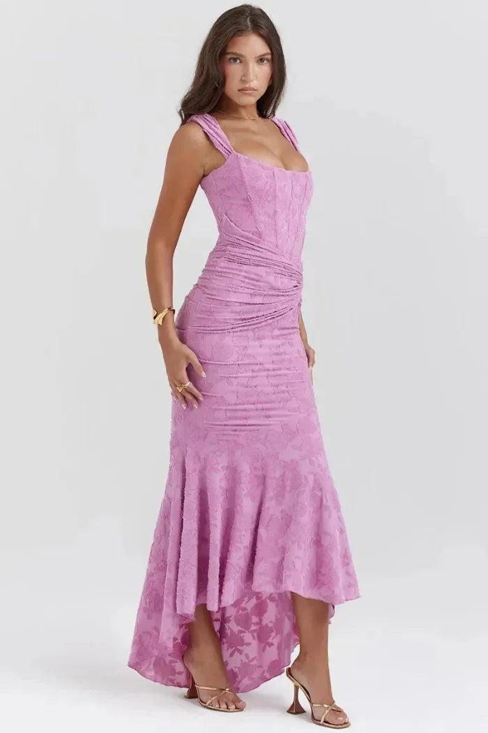 Robe midi sans manches rose en dentelle, avec un ourlet coquet et un design élégant pour un look féminin et raffiné.