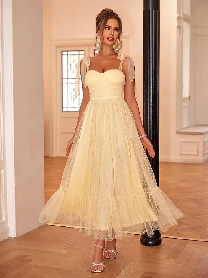 Robe midi femme sans manches en mesh, avec nœuds décoratifs sur les épaules pour un style léger et aérien.