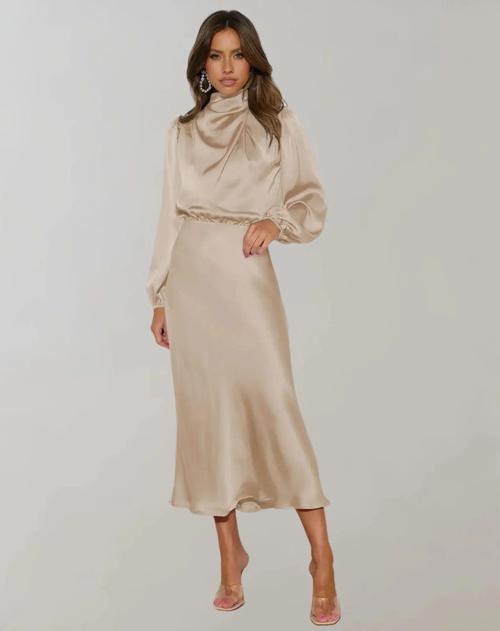 Robe midi beige satinée, col drapé, manches longues et fluide, parfaite pour un look élégant et décontracté.