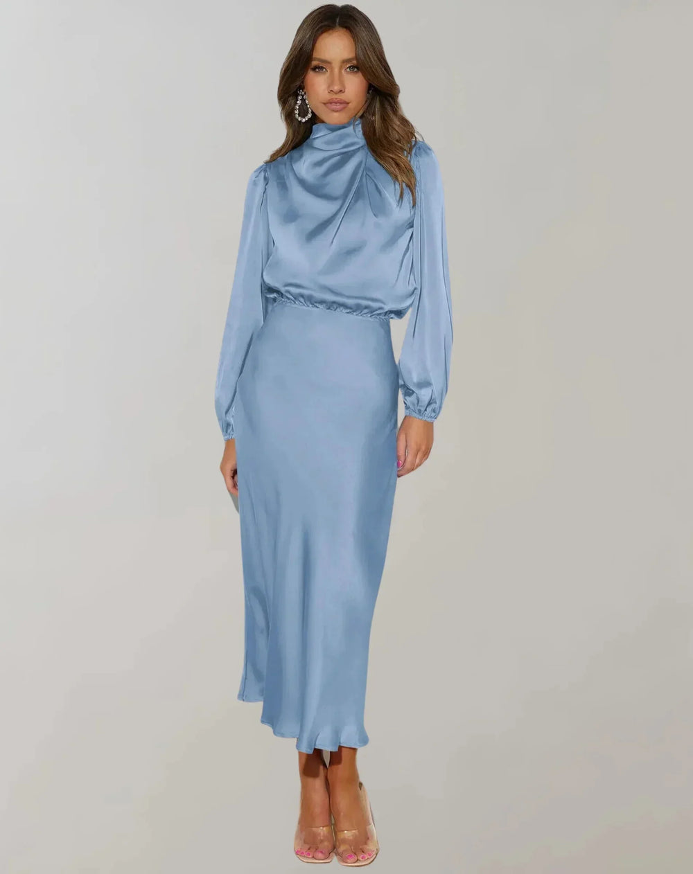 Robe midi femme satinée bleu ciel, col drapé, manches longues, parfaite pour des occasions élégantes.