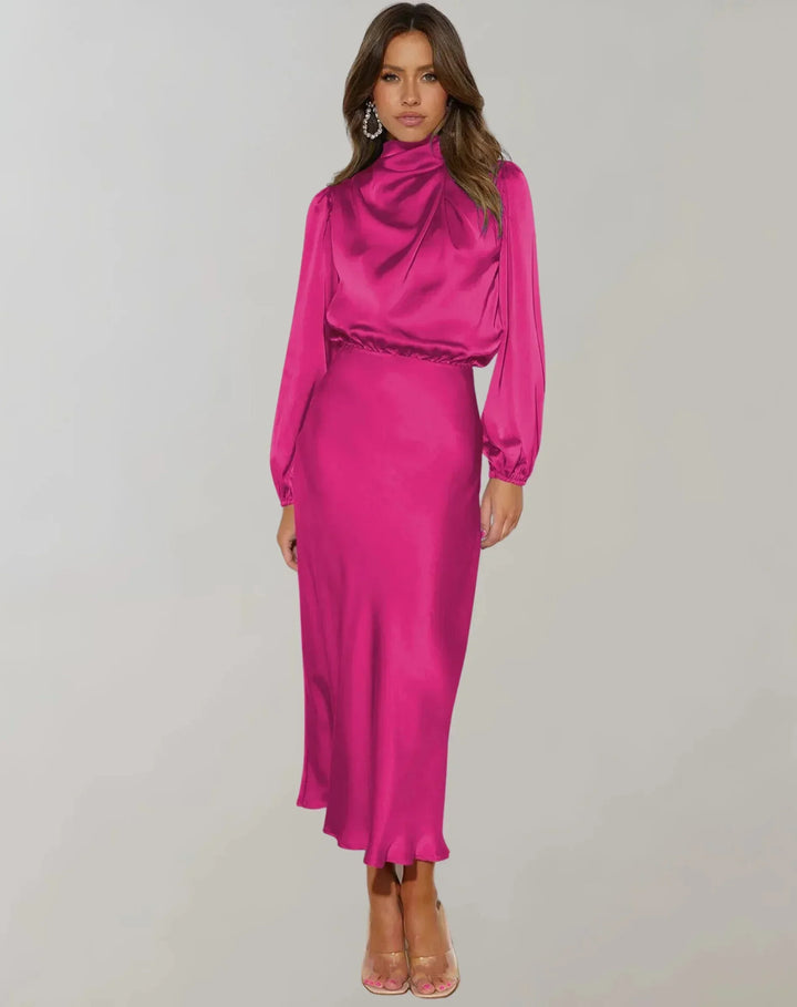 Robe midi rose en satin avec col drapé et manches longues, idéale pour une tenue élégante et confortable.