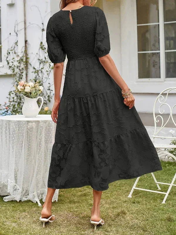 Robe midi femme texturée, manches courtes, volants sur le bas, en coton léger pour un confort quotidien.