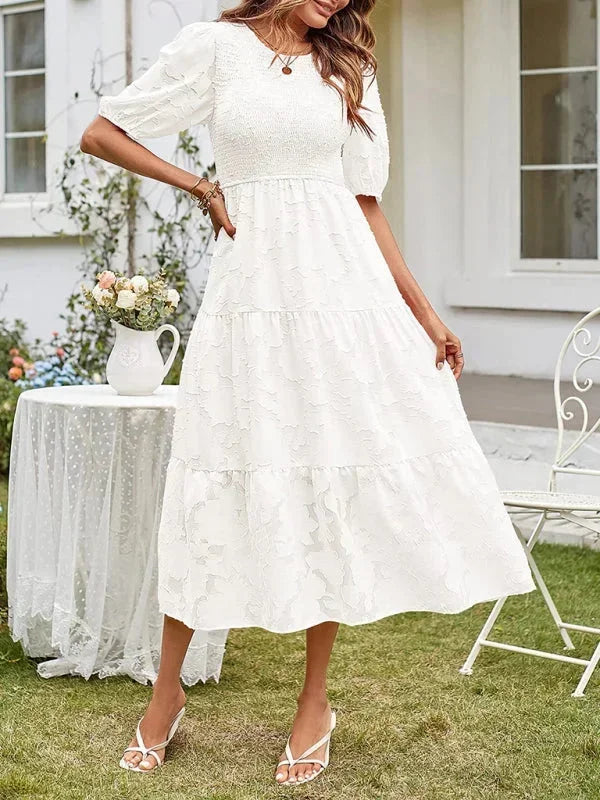 Robe midi femme en tissu texturé, manches courtes avec volants, idéale pour une tenue décontractée ou habillée.