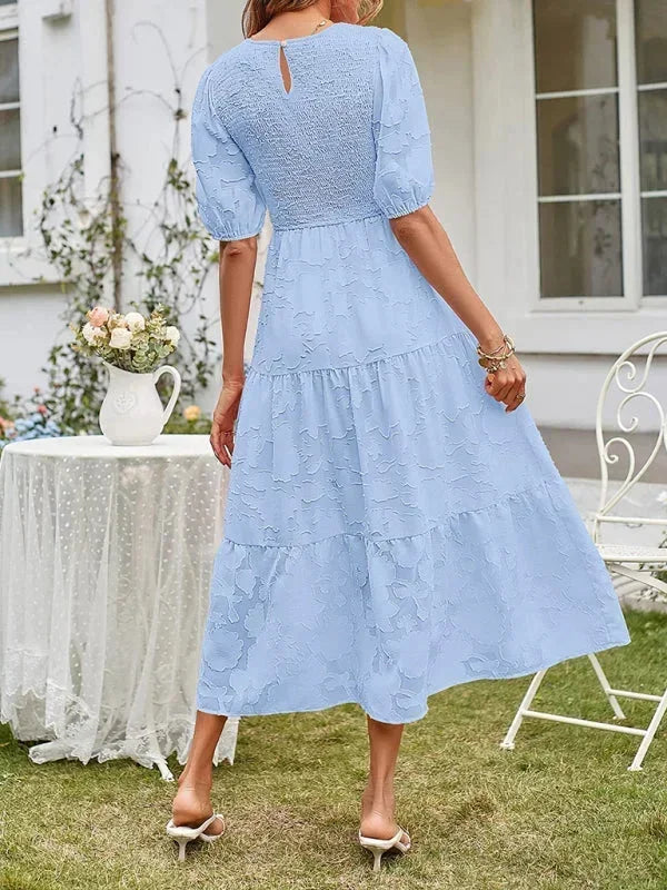 Robe midi texturée pour femme, manches courtes, volants délicats, en coton doux, idéale pour les occasions décontractées.
