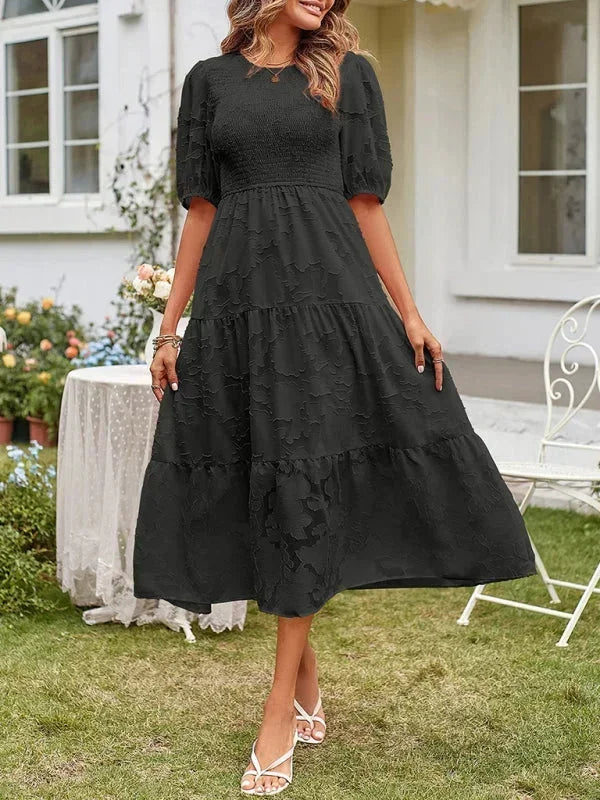 Robe midi femme en tissu texturé, manches courtes, détail de volants, idéale pour un look décontracté.