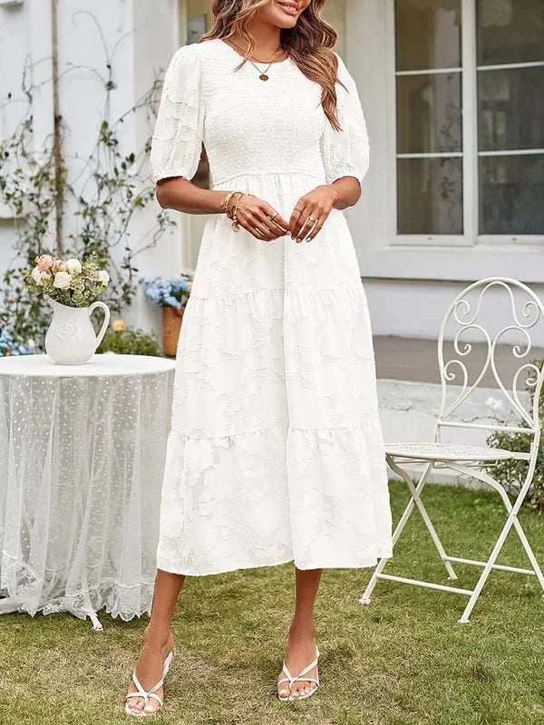 Robe midi texturée pour femme, manches courtes, avec volants élégants et tissu léger pour un confort quotidien.