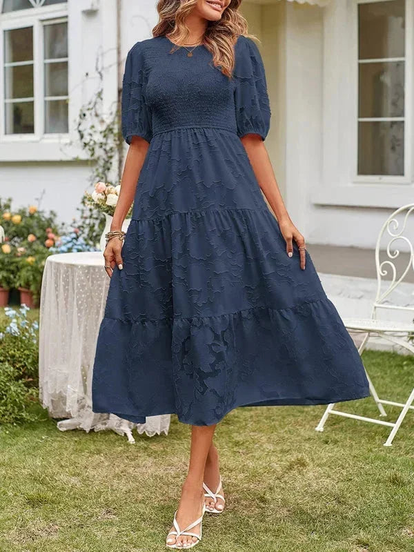 Robe midi femme en bleu foncé, texturée, avec manches courtes et volants, idéale pour un look décontracté.