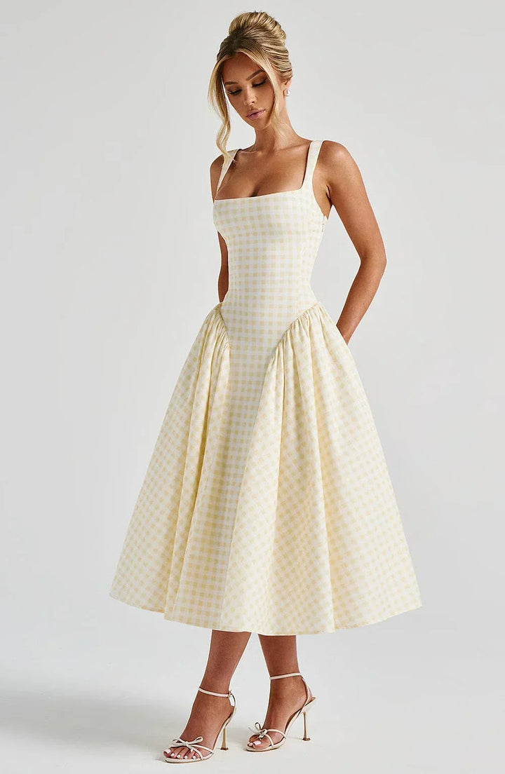 Robe midi femme évasée à carreaux, en coton léger, avec bretelles larges et une coupe flatteuse qui épouse les formes.