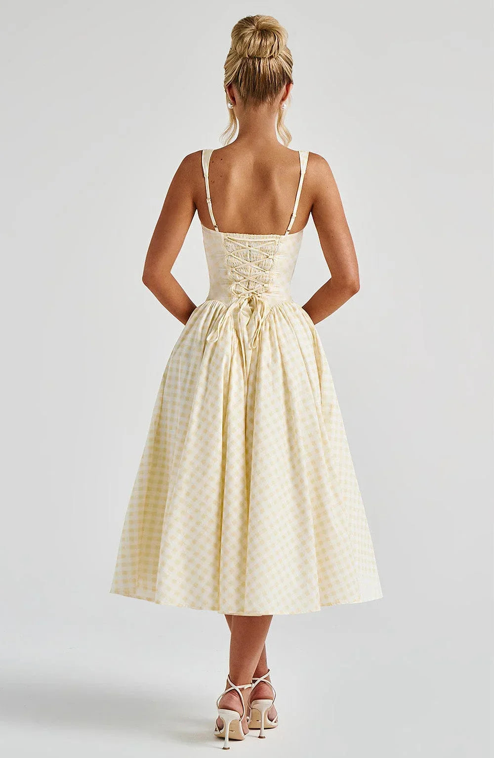 Robe midi évasée à carreaux, en coton léger, avec bretelles larges et une coupe flatteuse. Idéale pour le printemps.