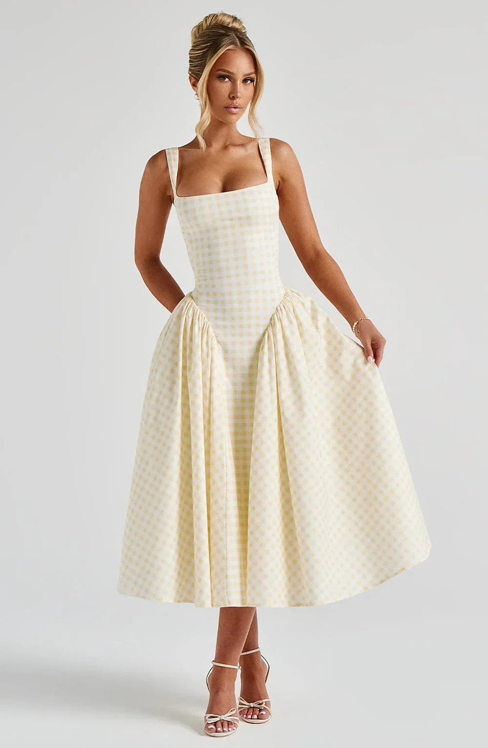 Robe midi femme évasée à carreaux, matériaux doux, bretelles larges et coupe confortable idéale pour toutes les occasions.