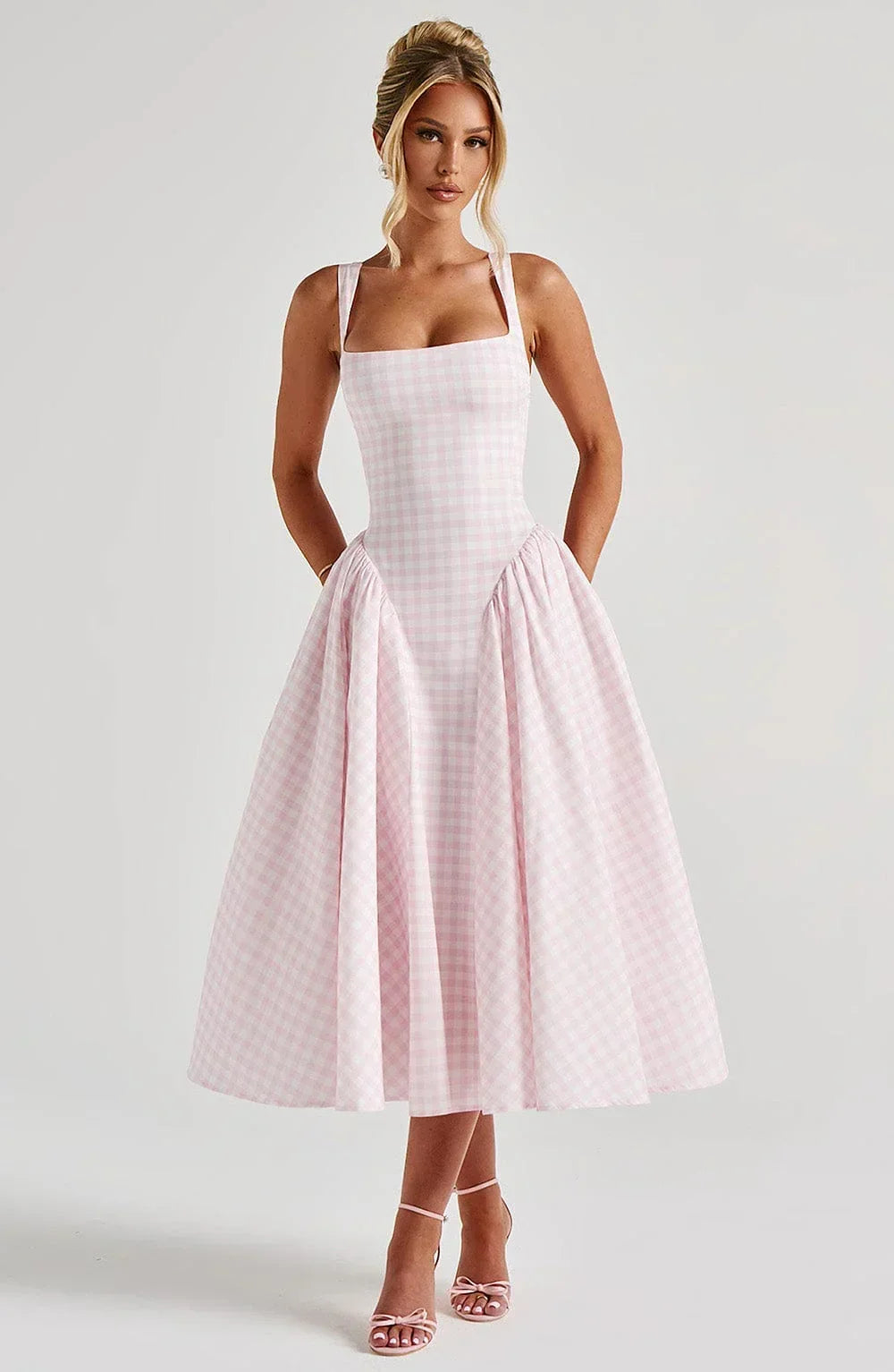 Robe midi femme à carreaux, évasée avec bretelles larges, conçue en coton léger pour un confort optimal.