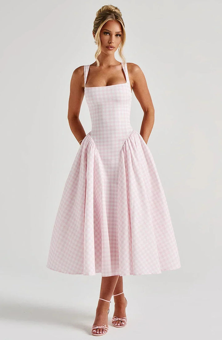 Robe midi femme à carreaux, évasée avec bretelles larges, conçue en coton léger pour un confort optimal.
