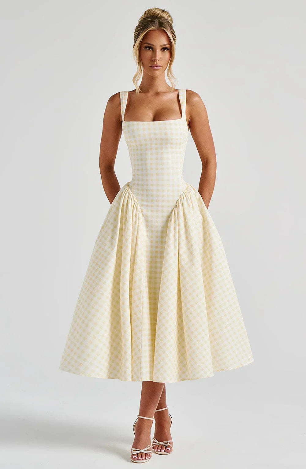 Robe midi femme évasée à carreaux, bretelles larges, en coton doux, idéale pour les journées ensoleillées.