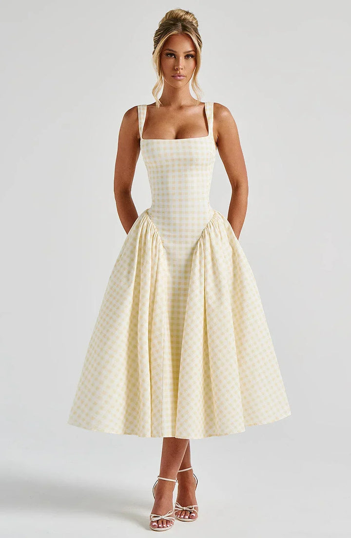 Robe midi femme évasée à carreaux, bretelles larges, en coton doux, idéale pour les journées ensoleillées.