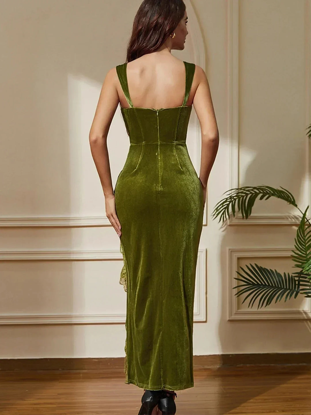 Robe midi femme vert en dentelle, fendue sur le côté, avec des manches courtes et un design élégant et féminin.