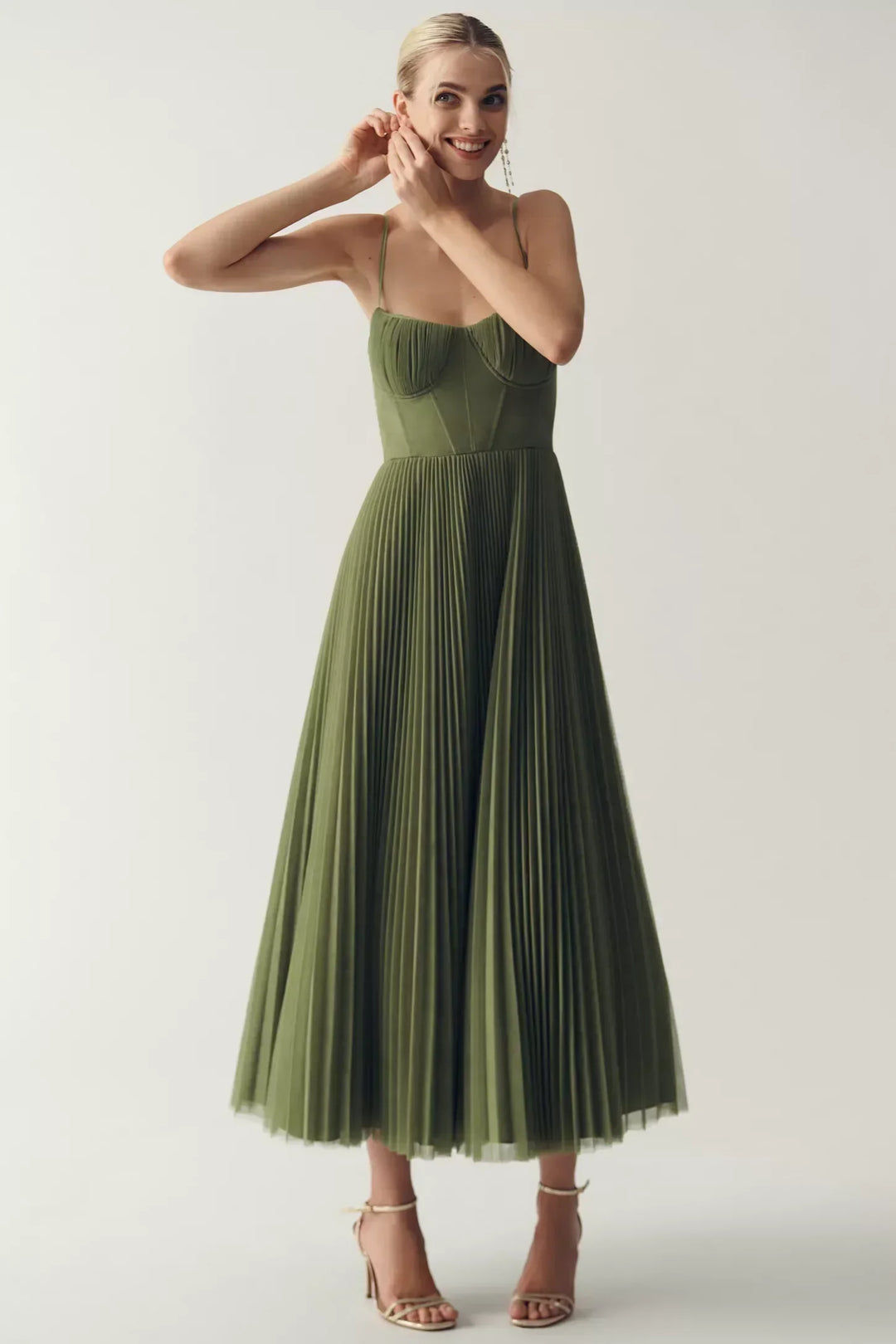 Robe midi femme verte plissée, en polyester léger, avec une taille cintrée et des manches courtes pour un look élégant.