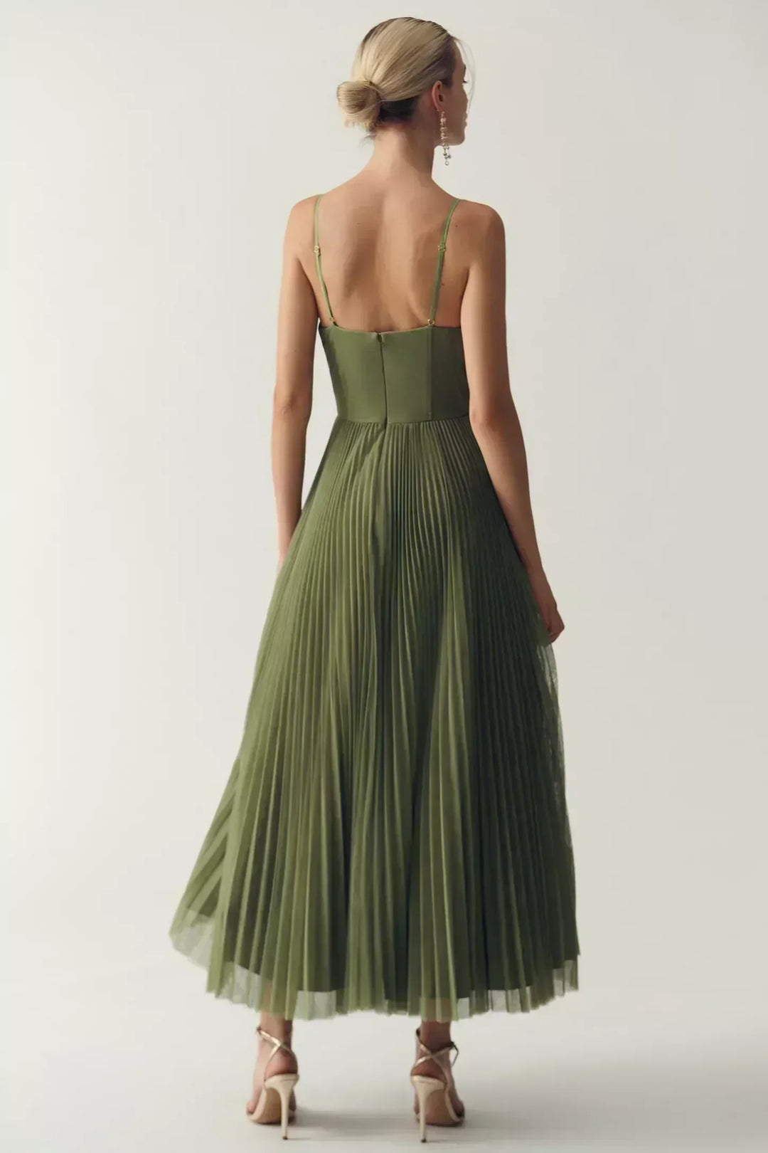 Robe midi femme verte plissée en chiffon léger, avec un décolleté en V et des manches courtes pour un style décontracté.