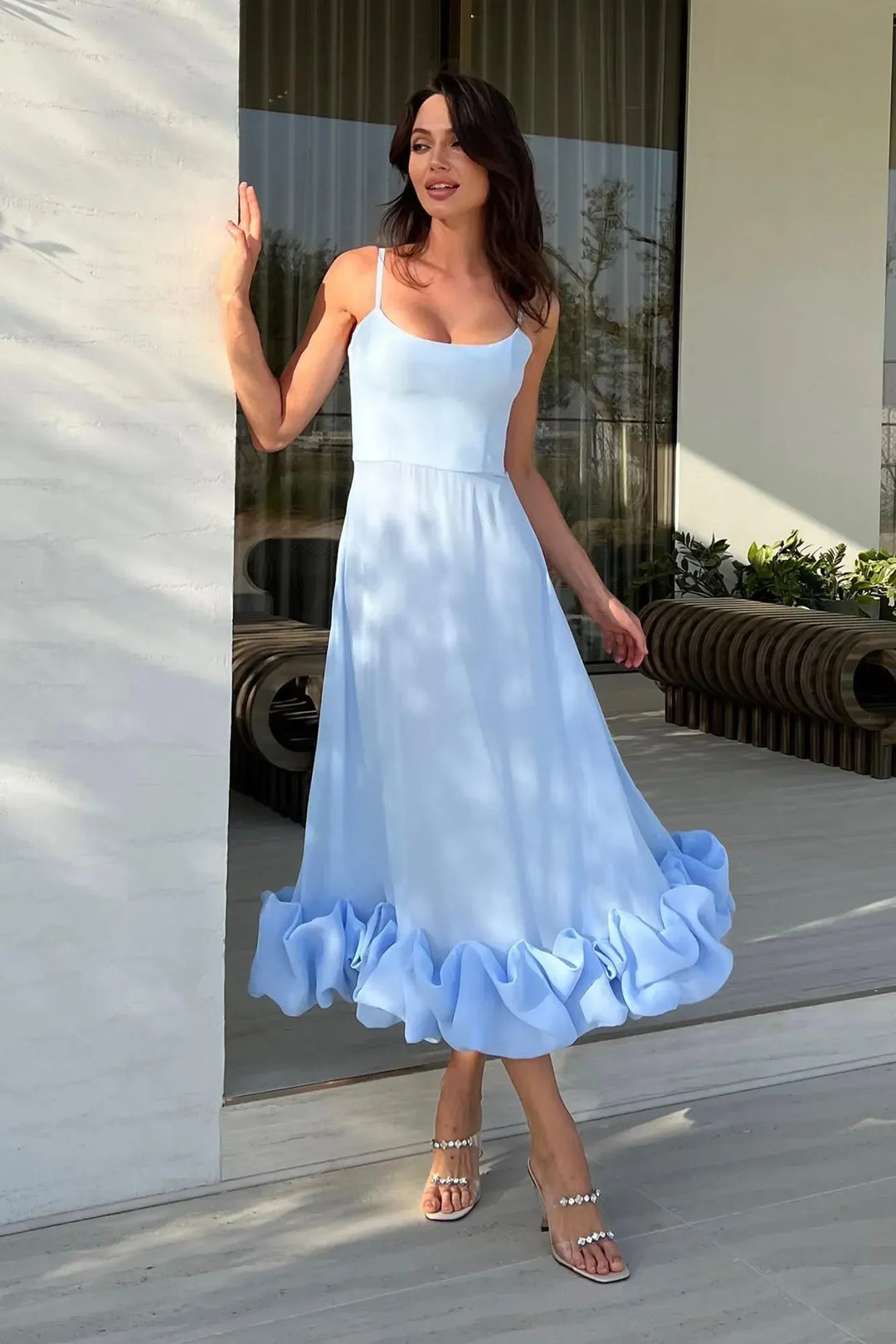 Robe midi femme à volants sans manches en coton léger, idéale pour les journées d'été. Design fluide et confortable.