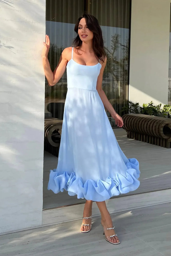 Robe midi femme à volants sans manches en coton léger, idéale pour les journées d'été. Design fluide et confortable.