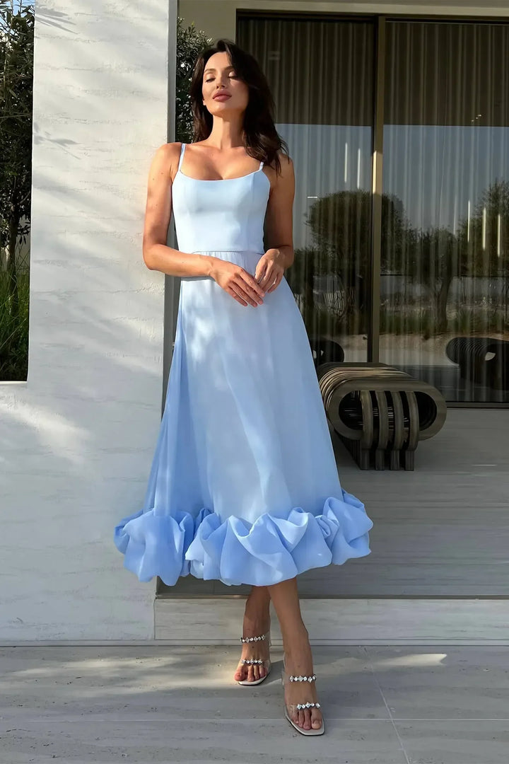 Robe midi femme en coton léger, sans manches, avec des volants élégants sur le bas et un décolleté bateau.