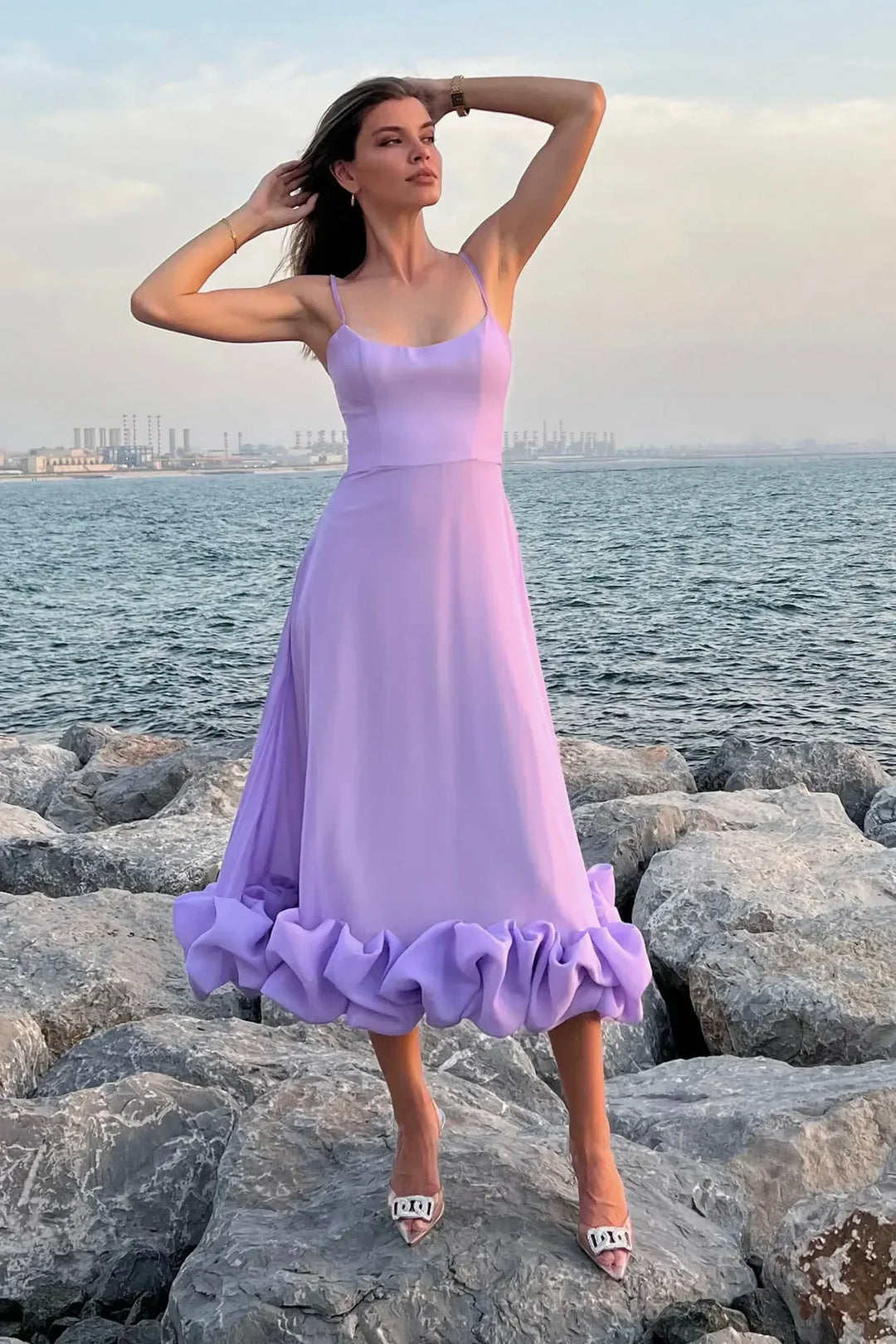 Robe midi femme sans manches en coton léger, ornée de volants élégants, idéale pour les journées ensoleillées décontractées.