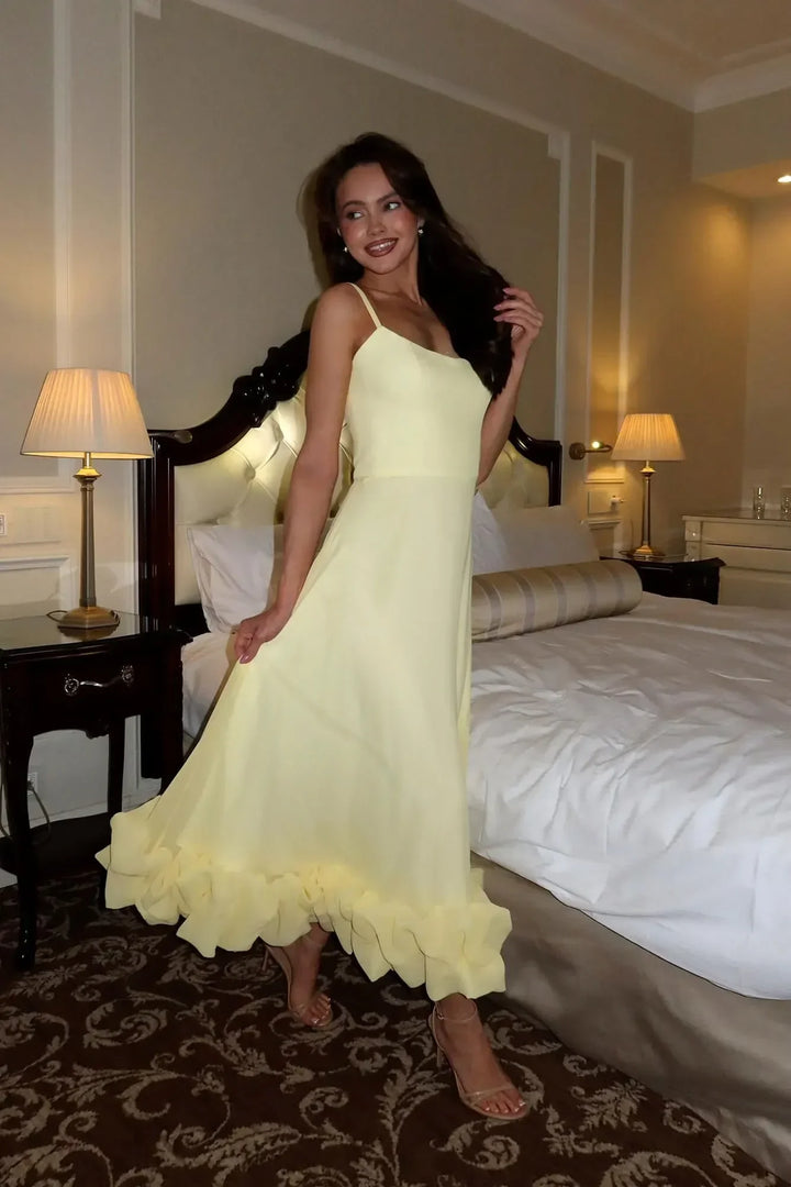 Robe midi jaune pour femme, sans manches, en coton léger avec volants délicats, idéale pour les journées ensoleillées.