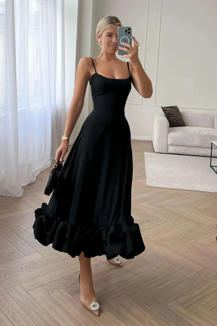 Robe midi noire sans manches avec volants légers, en tissu confortable pour un style décontracté et élégant.