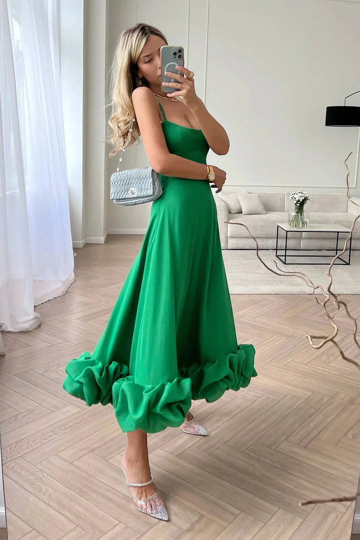 Robe midi femme sans manches en vert, avec volants légers et coupe fluide, idéale pour les journées d'été.