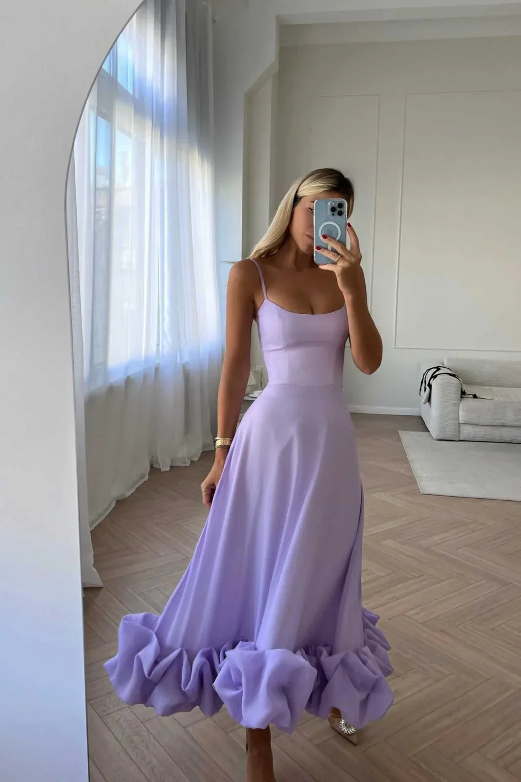 Robe midi femme violette sans manches, en tissu léger, avec des volants délicats pour un look décontracté et élégant.