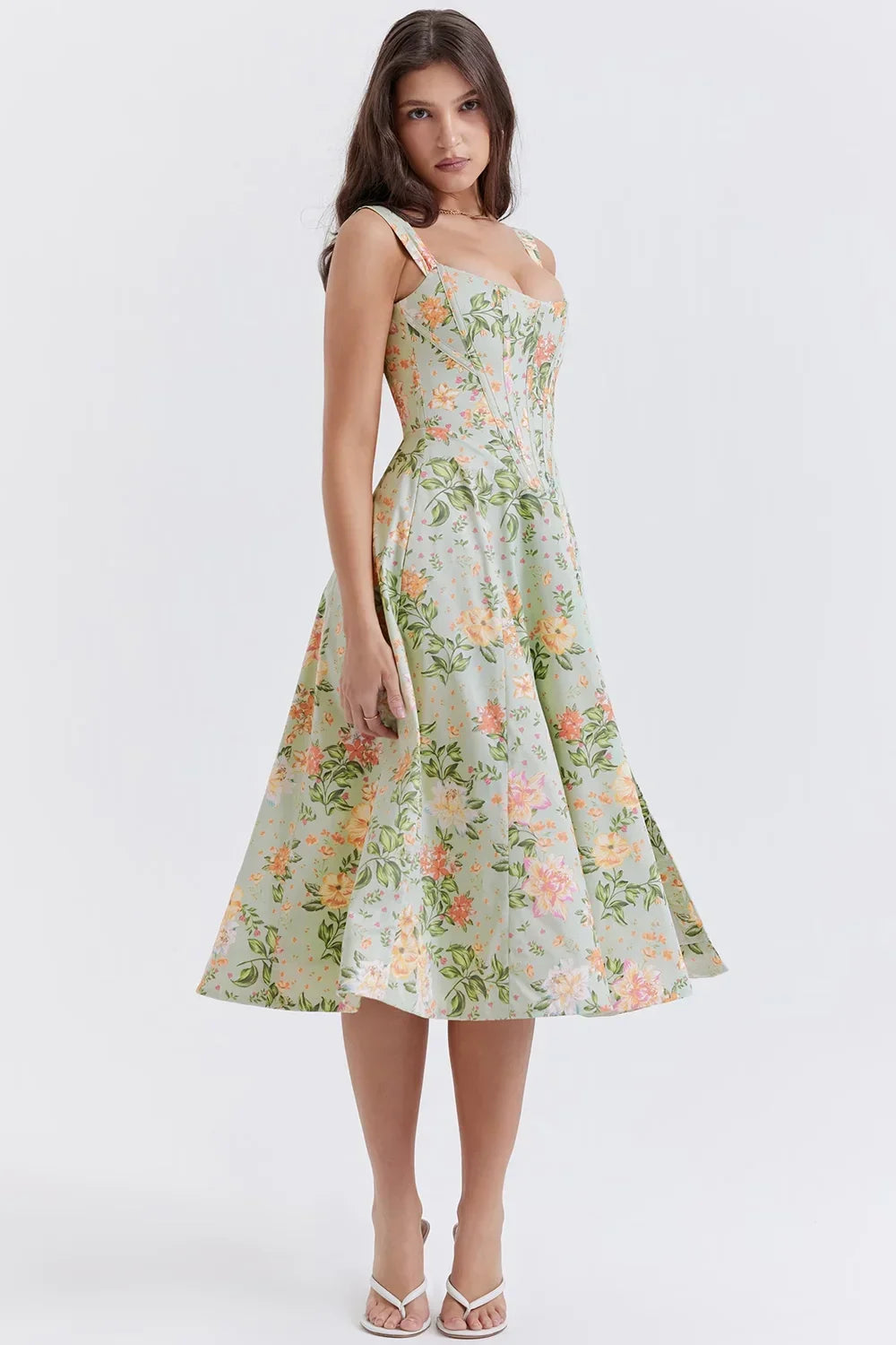 Robe midi fleurie à bretelles, en coton léger, avec fente latérale pour une touche décontractée en été.