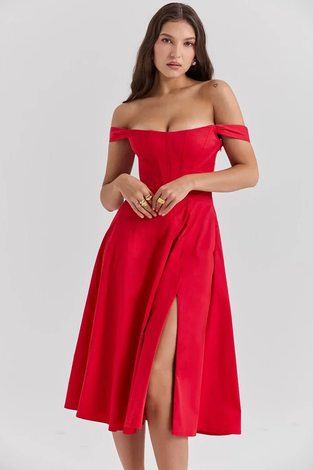 Robe midi fleurie à bretelles avec fente latérale, en tissu léger, parfaite pour un look estival décontracté.