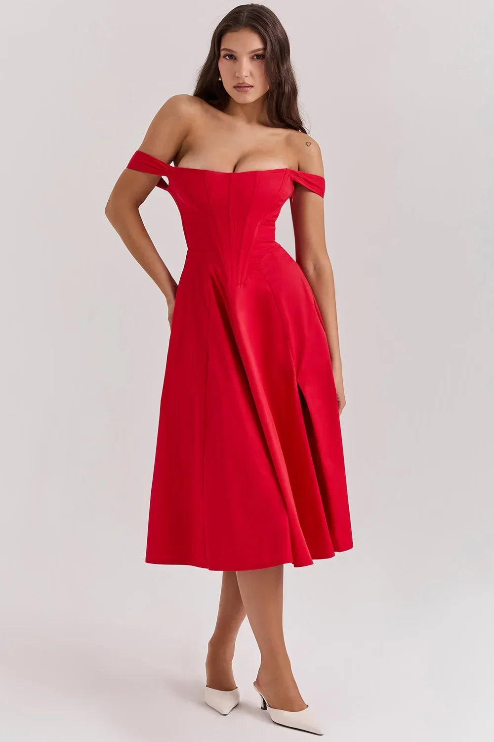 Robe midi à bretelles fines, tissu léger avec motif fleuri, fente latérale, idéale pour un style estival décontracté.