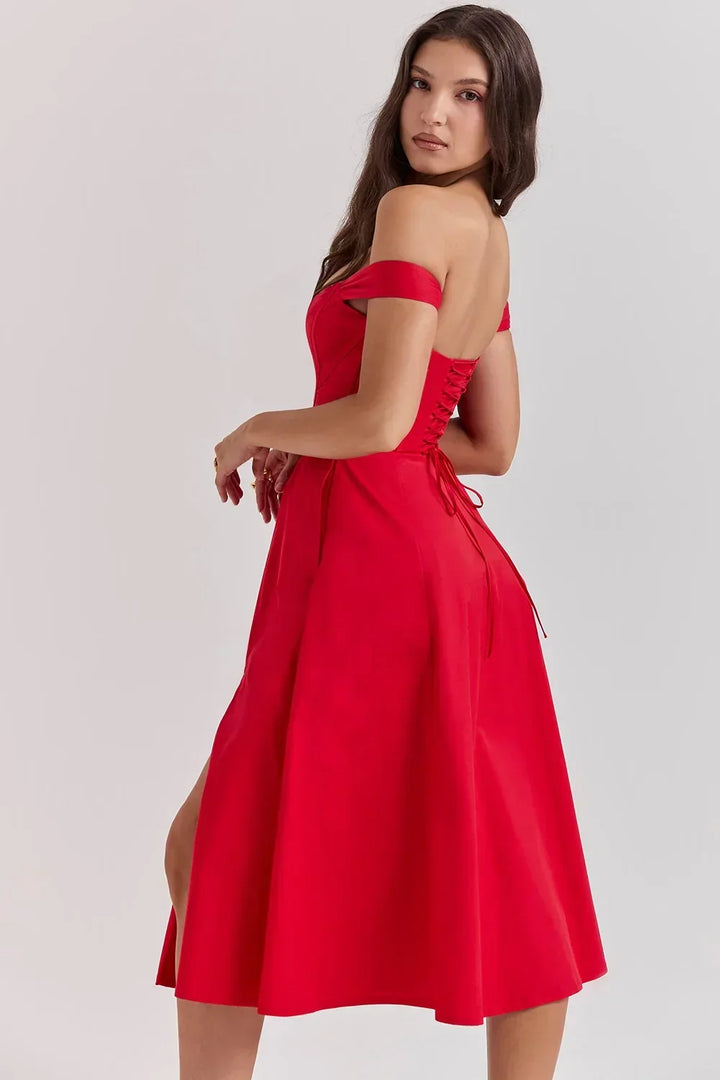 Robe midi fleurie à bretelles, en coton léger, avec une fente latérale pour une touche d'aisance estivale.