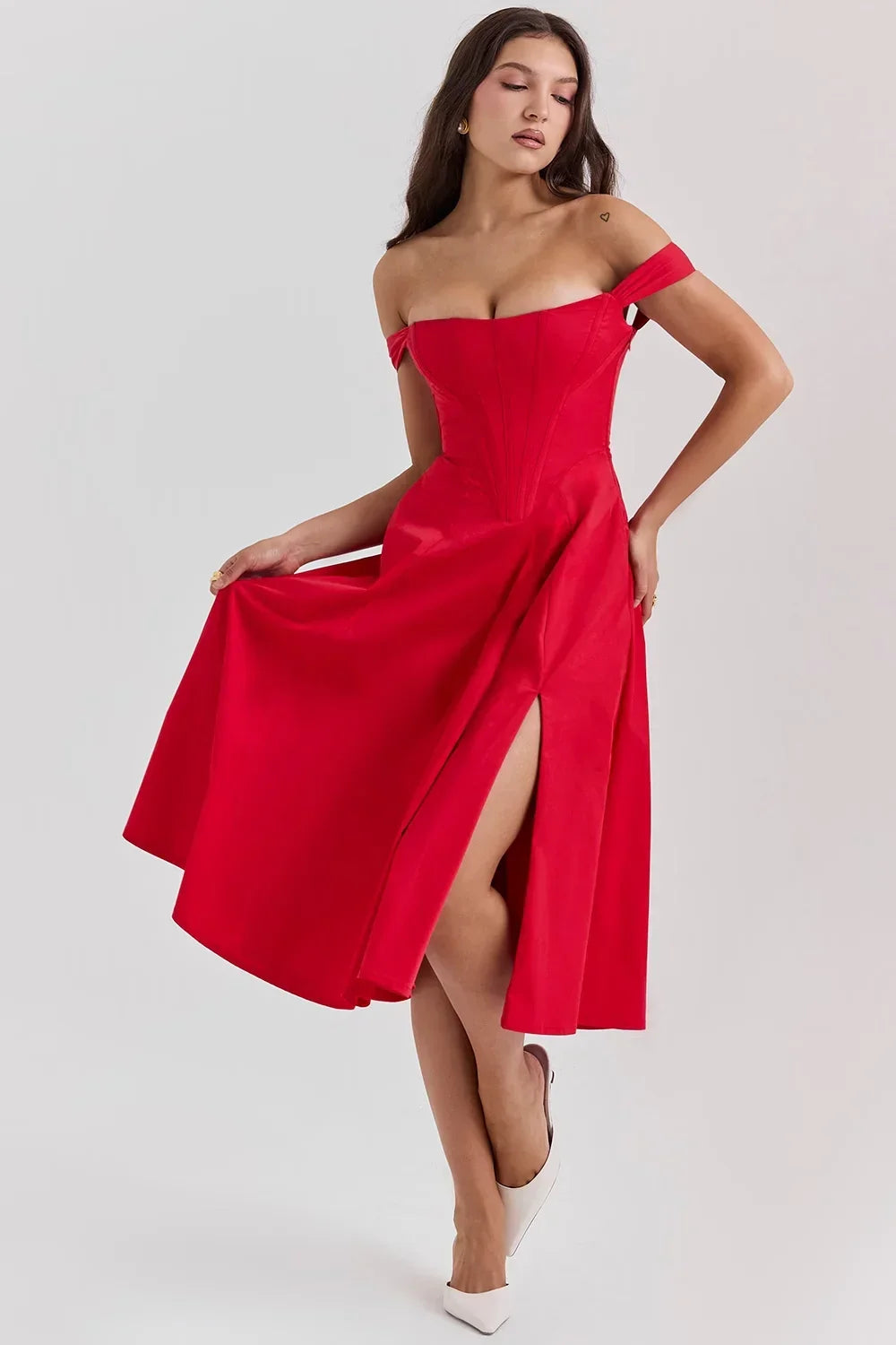 Robe midi fleurie à bretelles, en coton léger, avec fente latérale pour un look décontracté et aéré en été.