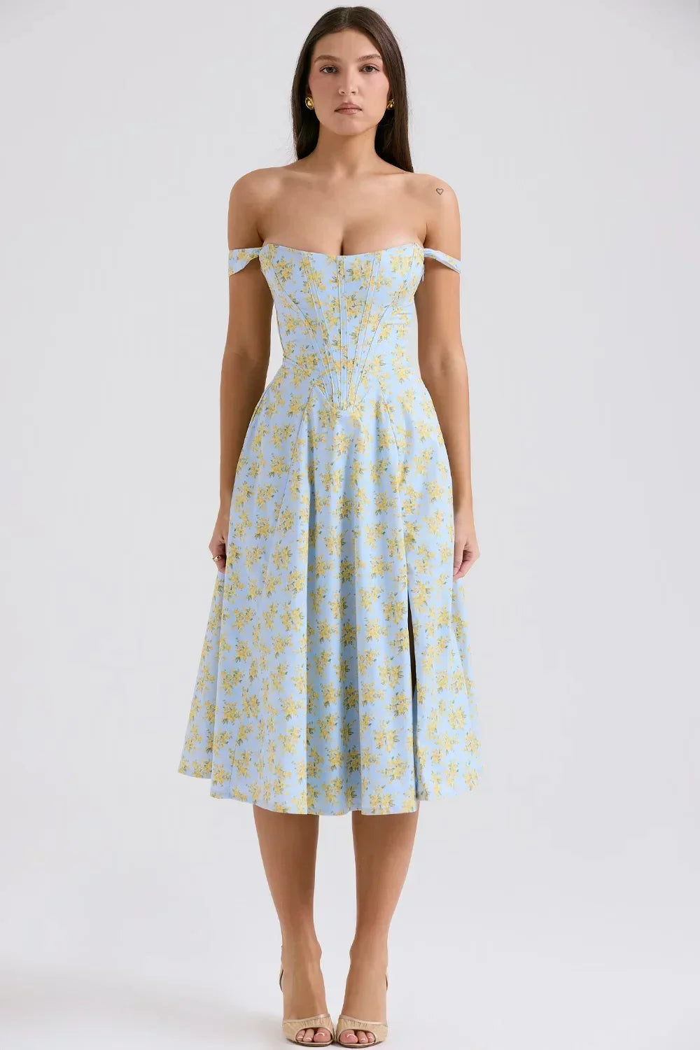 Robe midi fleurie en coton léger, à bretelles avec fente latérale pour un style décontracté et confortable en été.