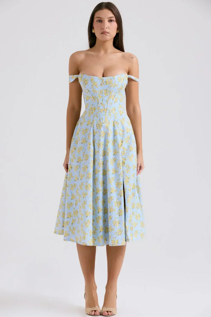 Robe midi fleurie en coton léger, à bretelles avec fente latérale pour un style décontracté et confortable en été.