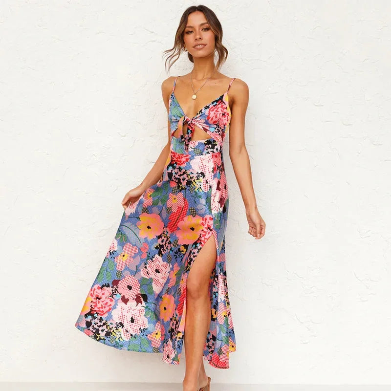 Robe midi fleurie avec bretelles fines et découpe avant, en tissu léger et fluide pour un confort optimal.