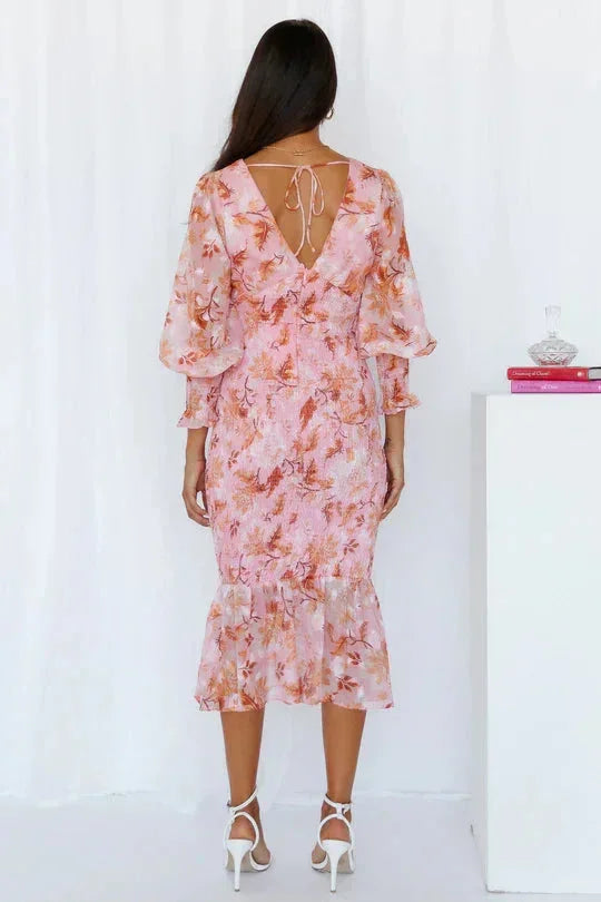 Robe midi fleurie à manches longues, col en V avec volants, en tissu fluide, parfaite pour le printemps.