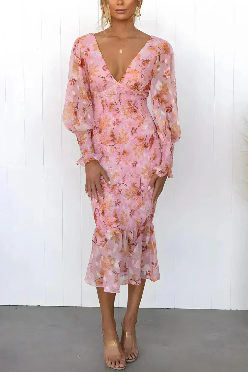 Robe midi fleurie en tissu fluide, manches longues, col en V, avec volants, idéale pour le printemps.