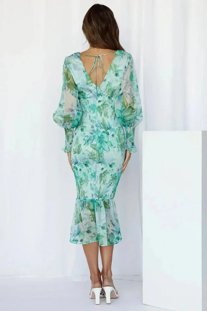 Robe midi à fleurs, manches longues, col en V, tissu fluide avec volants; parfaite pour le printemps.