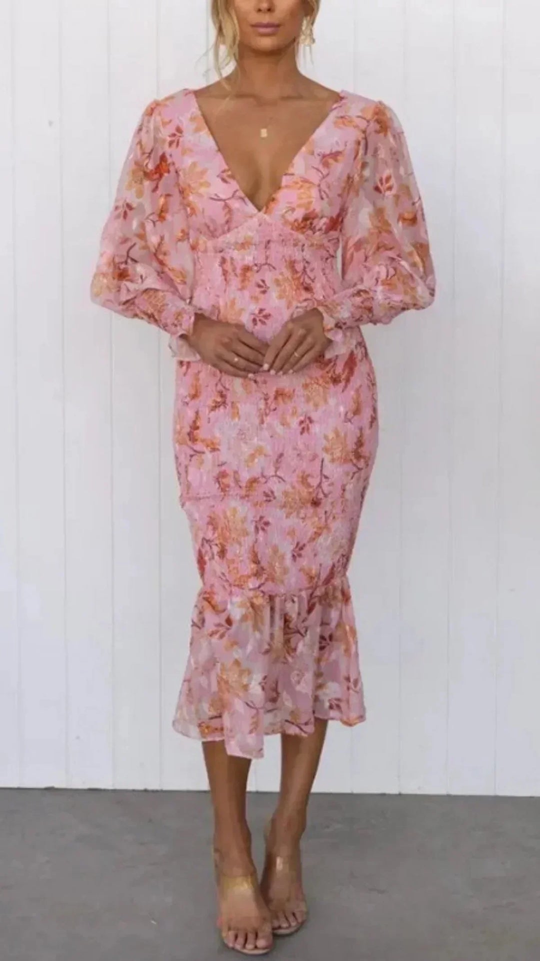 Robe midi fleurie à manches longues, col en V, en tissu fluide avec volants, idéale pour le printemps.