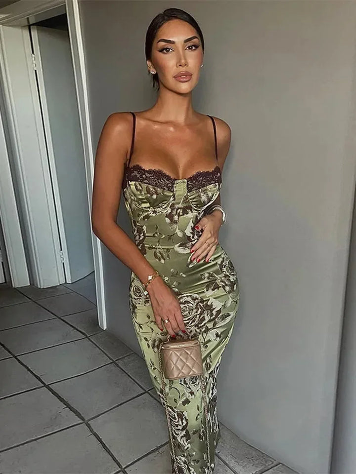 Robe midi fleurie sans bretelles ajustée, en tissu léger, avec corset pour un maintien optimal et une coupe élégante.