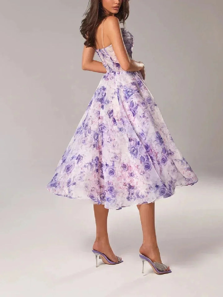 Robe midi sans manches en tissu léger, col droit avec un imprimé floral, idéale pour les événements printaniers et estivaux.