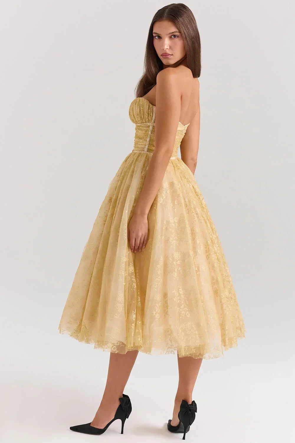 Robe midi sans bretelles, florale, coupe ajustée en tissu fluide, idéale pour les soirées estivales.