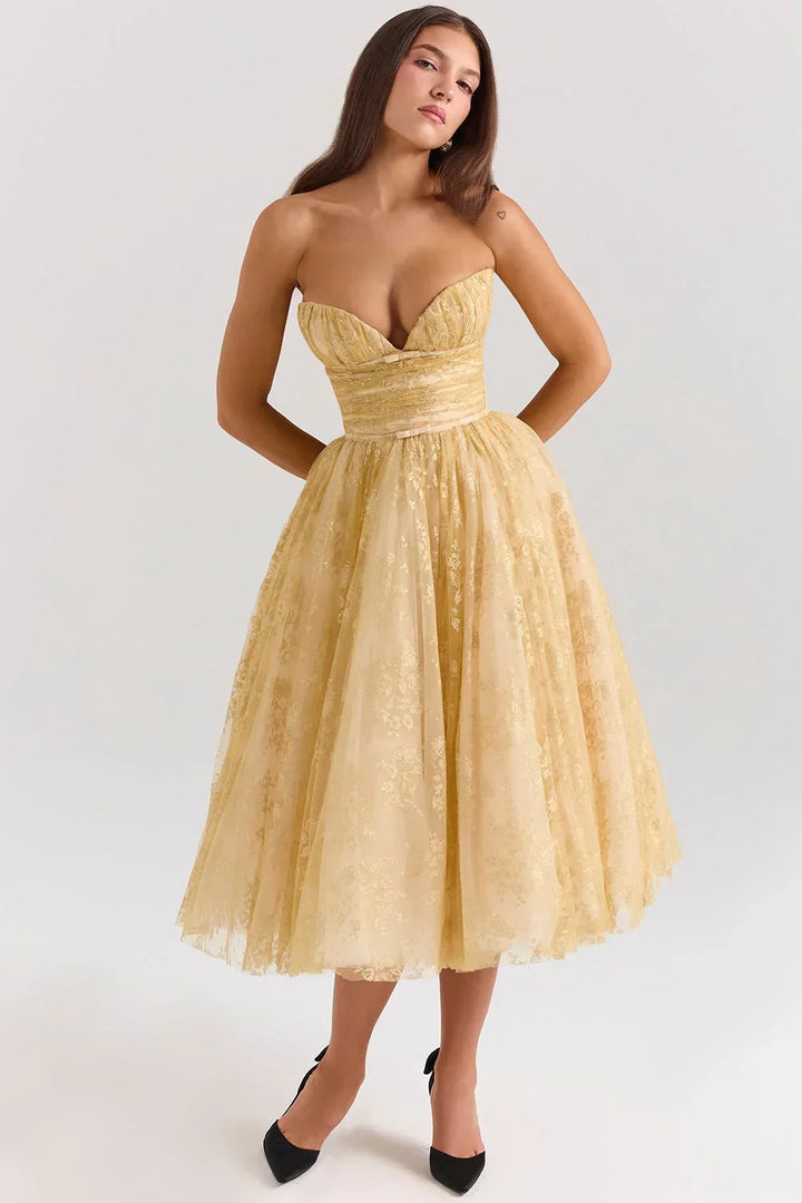 Robe midi florale sans bretelles, coupe ajustée en tissu fluide, parfaite pour les soirées d'été.