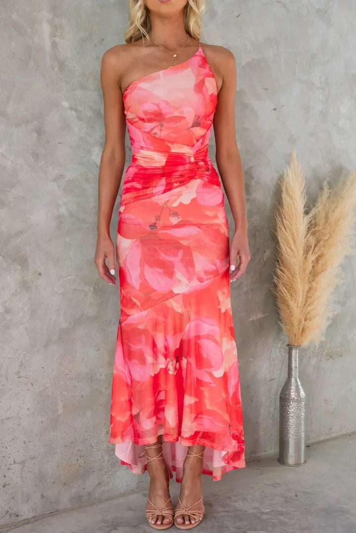 Robe midi florale sans bretelles en tissu fluide, dos asymétrique, parfaite pour les invités d'un mariage d'été.