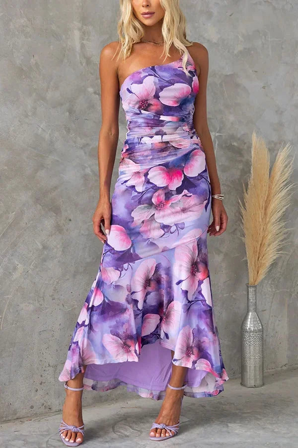 Robe midi sans bretelles en tissu fluide, imprimé floral, dos asymétrique, idéale pour les mariages d'été.