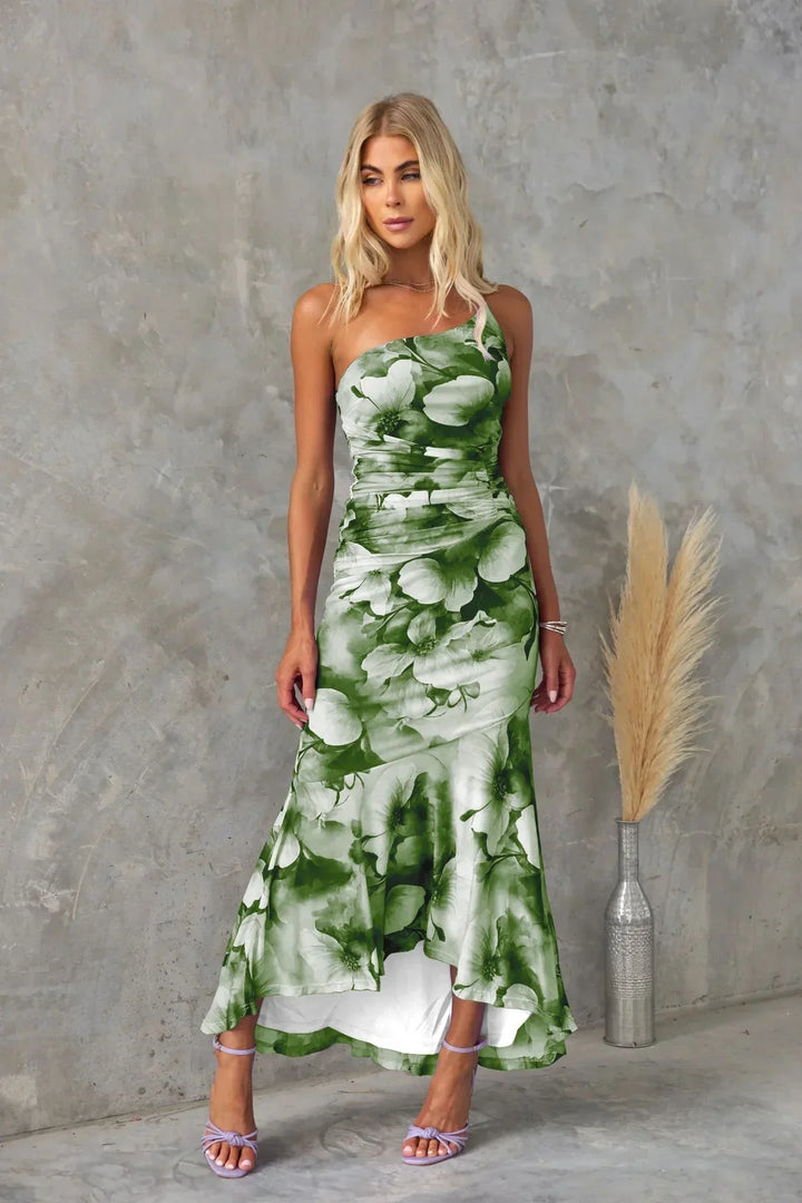 Robe midi sans bretelles en tissu fluide, motif floral, dos asymétrique idéale pour un mariage d'été.
