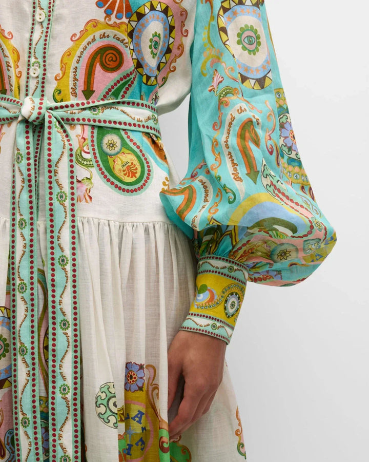 Robe midi à imprimé cachemire, manches bouffantes, col chemise, ceinture, idéale pour des soirées printanières élégantes.